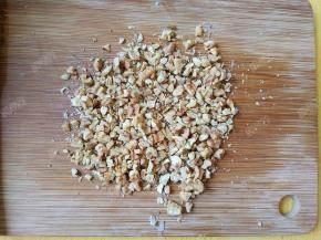 烤好的核桃仁切碎