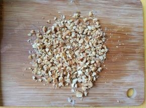 烤好的核桃仁切碎