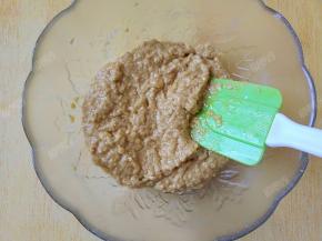 用刮刀拌匀至无干粉