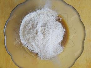 将拌好的粉倒入碗中