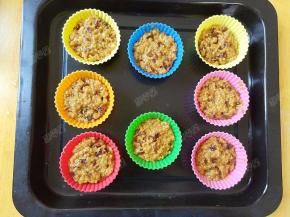 装入硅胶蛋糕模中，八分满