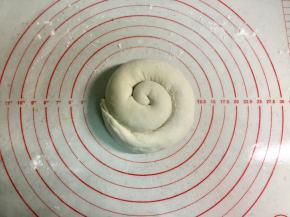 再从一端如图卷起，链接的部分沾的点水，方便粘合。