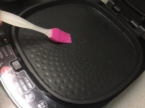 电饼铛预热好之后，上下盘各刷一层食用油。