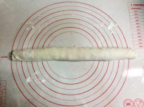 把面片如图卷成长条。