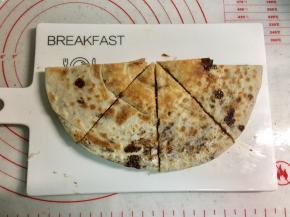 先把圆饼对半切，再把两个半圆合并起来，平均切成4份。