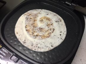 把麻酱糖饼放进电饼铛，选择“大饼/油酥饼”程序，火力用速脆，盖上盖子开始烙饼。