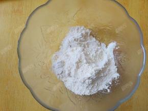 低筋面粉放入碗中