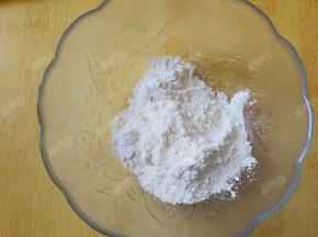 低筋面粉放入碗中