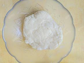 用刮刀按压成团