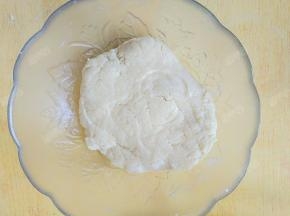 用刮刀按压成团