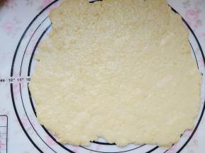 将面团擀开成4MM左右的薄片