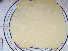 将面团擀开成4MM左右的薄片