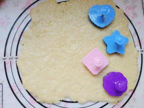 用饼干模具压出形状