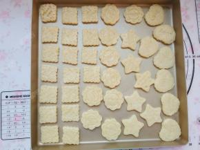 做好的饼干放入烤盘