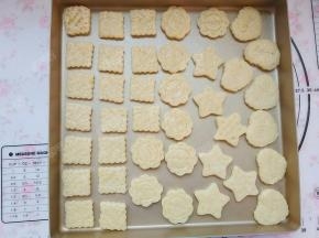 做好的饼干放入烤盘