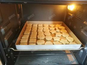 将烤盘放入预热好的烤箱