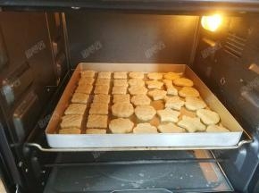 将烤盘放入预热好的烤箱