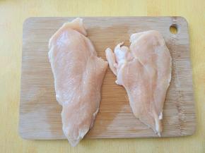 将鸡胸肉横剖成薄厚均匀的两片