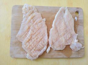 用刀背在肉片的两面逆着肉纤维轻剁