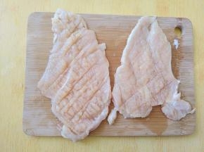 用刀背在肉片的两面逆着肉纤维轻剁