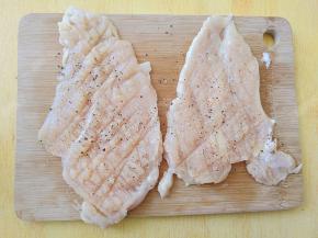 均匀的撒上细盐和黑胡椒粉