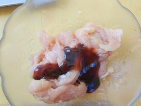 将鸡胸肉放入碗中，加入一勺蚝油