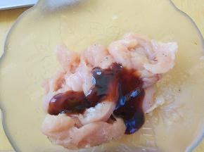 将鸡胸肉放入碗中，加入一勺蚝油
