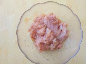 揉捏均匀后放置两小时腌制入味