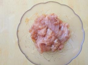 揉捏均匀后放置两小时腌制入味