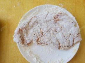 将腌制好的鸡胸肉两面都裹上干淀粉