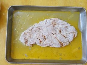 然后放入盛有蛋液的盘中，两面裹上蛋液