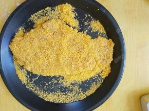 然后两面裹上面包糠，用手轻按，抖掉多余的面包糠