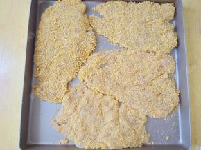 将做好的鸡排放入烤盘中