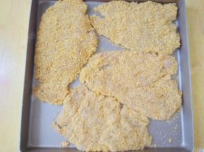 将做好的鸡排放入烤盘中