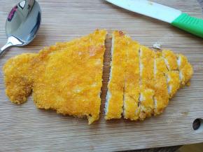 烤好的鸡排取出切成小块，蘸番茄酱就可以吃啦