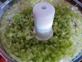 芹菜摘掉叶子洗净，用料理机切成碎粒