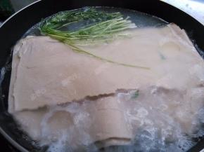 锅烧热水，加入适量盐，沸腾后放入千张和香菜焯一下