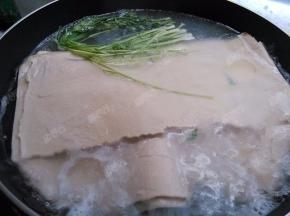 锅烧热水，加入适量盐，沸腾后放入千张和香菜焯一下