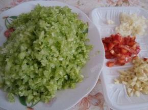 生姜大蒜切末，红椒切粒