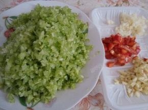 生姜大蒜切末，红椒切粒