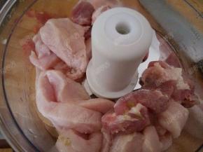 猪肉切大块，放入料理机