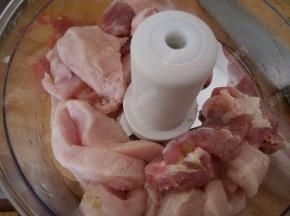 猪肉切大块，放入料理机