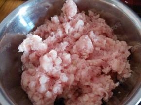 绞好的肉末加入盐、生抽、料酒、胡椒粉、生粉腌制十分钟