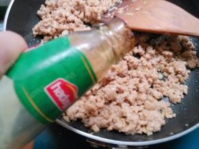 加入蚝油炒匀，盛出备用