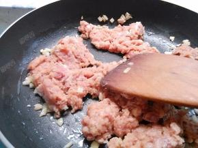 放入肉末煸炒变色