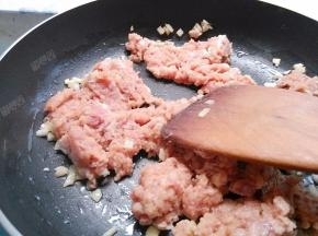 放入肉末煸炒变色