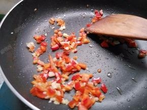锅内放入红椒粒翻炒一下
