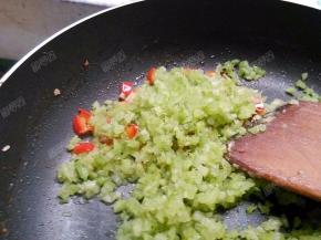 然后倒入芹菜粒翻炒断生