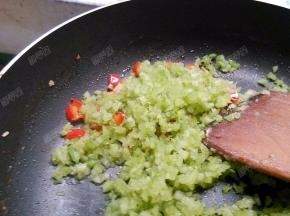 然后倒入芹菜粒翻炒断生