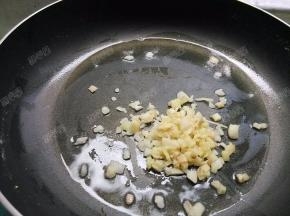 锅热油，加入姜蒜末煸香